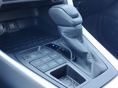 Used 2025 Toyota RAV4 XLE image 29