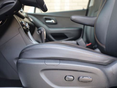 Used 2021 Chevrolet Trax LT w/ LT Convenience Package FWD image 17