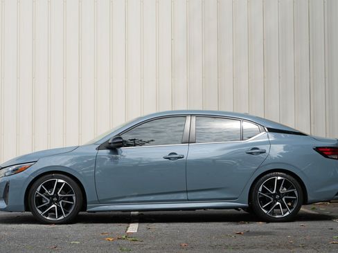 Used 2025 Nissan Sentra SR w/ SR Premium Package FWD image 8