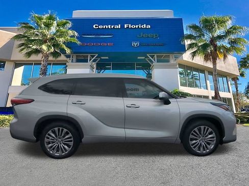 Used 2021 Toyota Highlander Platinum FWD image 4