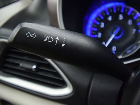 Used 2022 Chrysler Voyager LX image 36