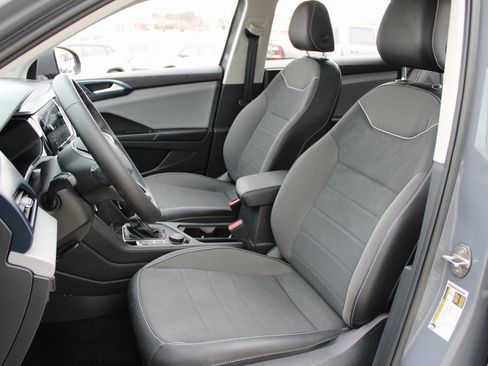 Certified 2023 Volkswagen Taos SE w/ Panoramic Sunroof Package image 7