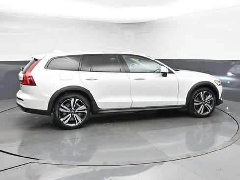 New 2026 Volvo V60 B5 Cross Country Plus w/ Climate Package AWD/4WD image 9