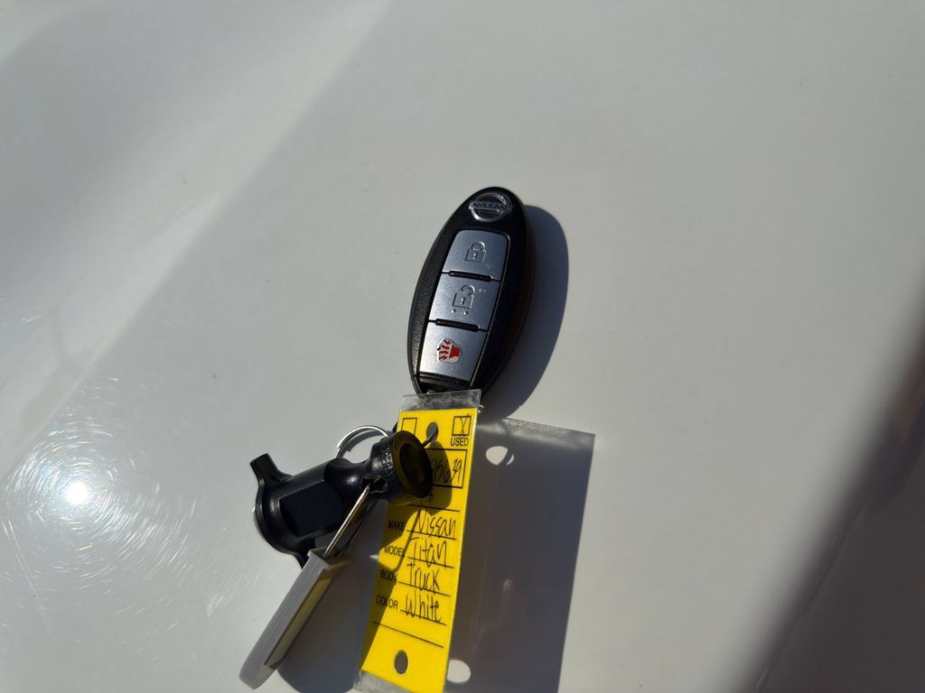 Used 2018 Nissan Titan SV AWD/4WD image 14
