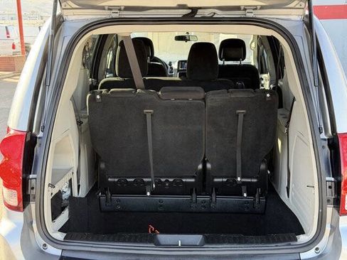 Used 2017 Dodge Grand Caravan SE image 24