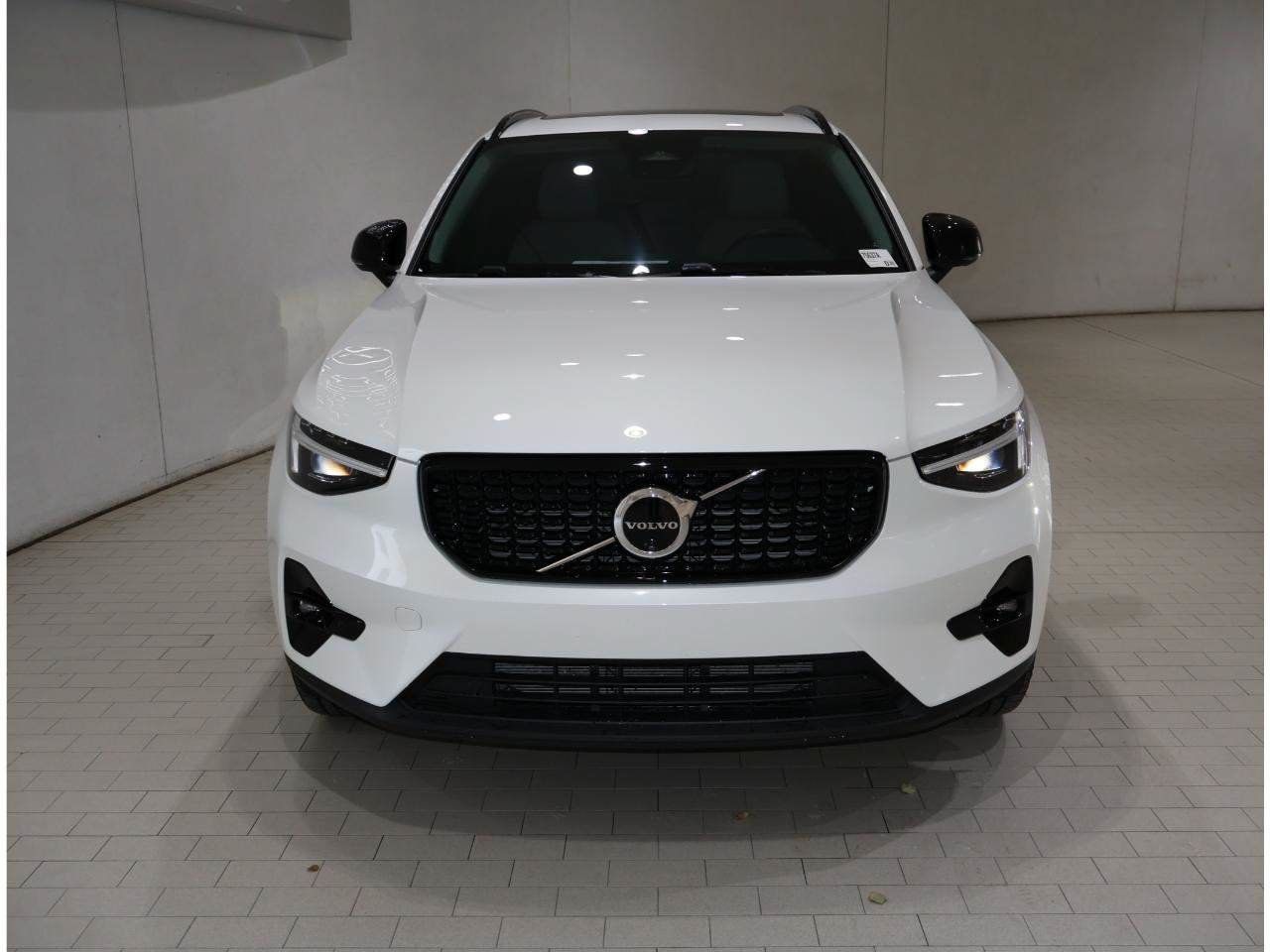 Used 2025 Volvo XC40 B5 Plus w/ Protection Package Premier AWD/4WD image 9