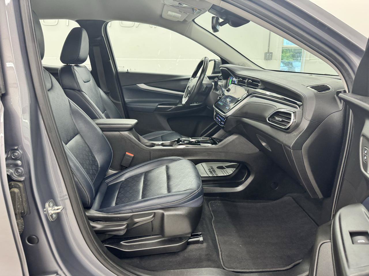 Used 2023 Chevrolet Bolt EUV LT w/ Convenience Package FWD image 16