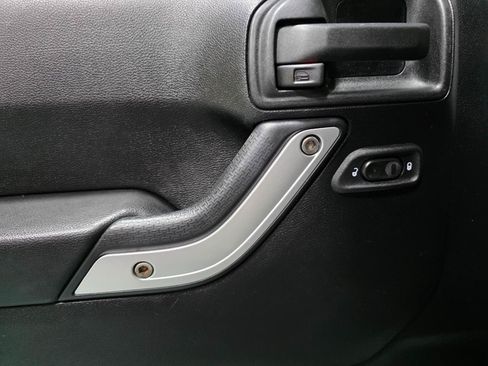 Used 2013 Jeep Wrangler Unlimited Sahara w/ Dual Top Group AWD/4WD image 18