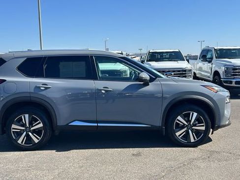 Used 2023 Nissan Rogue SL w/ SL Premium Package image 2