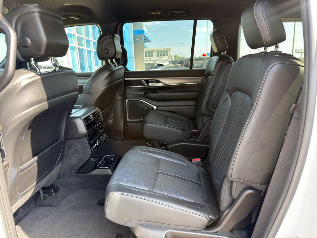 Used 2025 Jeep Wagoneer Series II AWD/4WD image 29