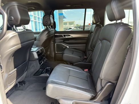 Used 2025 Jeep Wagoneer Series II AWD/4WD image 29