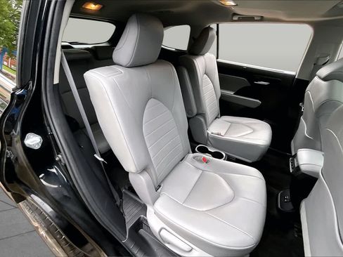 Used 2023 Toyota Highlander XLE AWD/4WD image 20