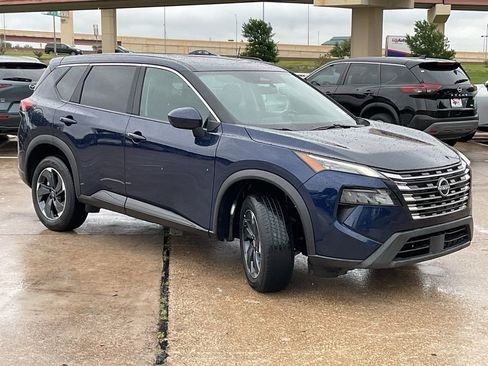 Used 2025 Nissan Rogue SV image 4