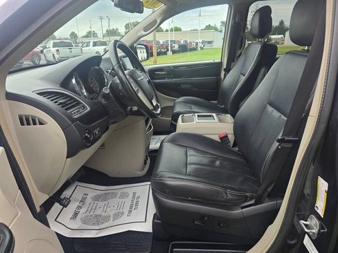 Used 2014 Chrysler Town & Country Touring FWD image 9