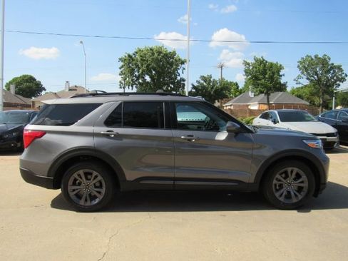 Used 2021 Ford Explorer XLT w/ Equipment Group 202A image 5