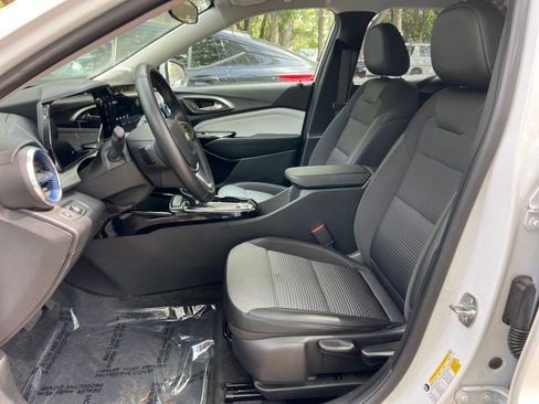 Used 2025 Chevrolet Trax LT w/ LT Convenience Package image 27