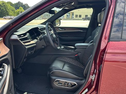 Used 2024 Jeep Grand Cherokee Summit w/ Luxury Tech Group V AWD/4WD image 9