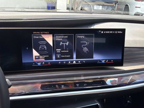 Used 2023 BMW i7 xDrive60 AWD/4WD image 21