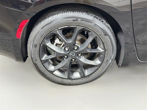 Used 2025 Chrysler Pacifica Limited image 36