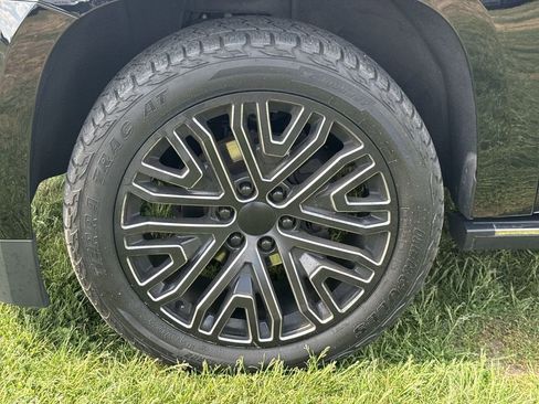Used 2019 Chevrolet Suburban Premier w/ Premier Plus Edition AWD/4WD image 10