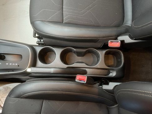 Used 2022 Chevrolet Trax LT w/ LT Convenience Package image 18