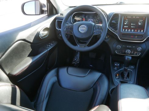 Used 2022 Jeep Cherokee Trailhawk image 9