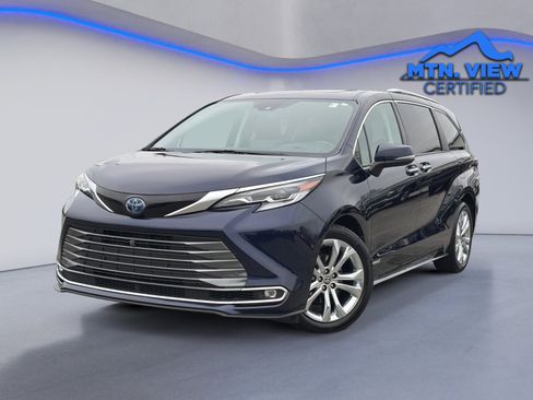 Used 2021 Toyota Sienna Platinum image 2