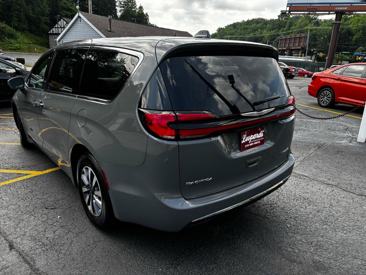 Used 2022 Chrysler Pacifica Touring-L w/ Uconnect Theater Family Group FWD image 5