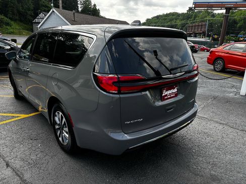 Used 2022 Chrysler Pacifica Touring-L w/ Uconnect Theater Family Group FWD image 5