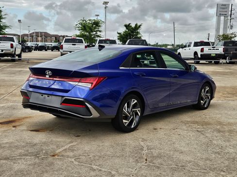 Used 2025 Hyundai Elantra SEL FWD image 3