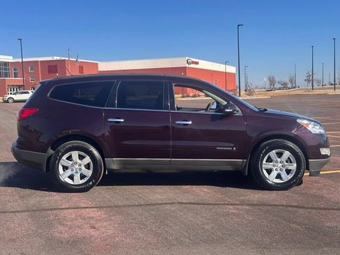 Used 2009 Chevrolet Traverse LT image 2