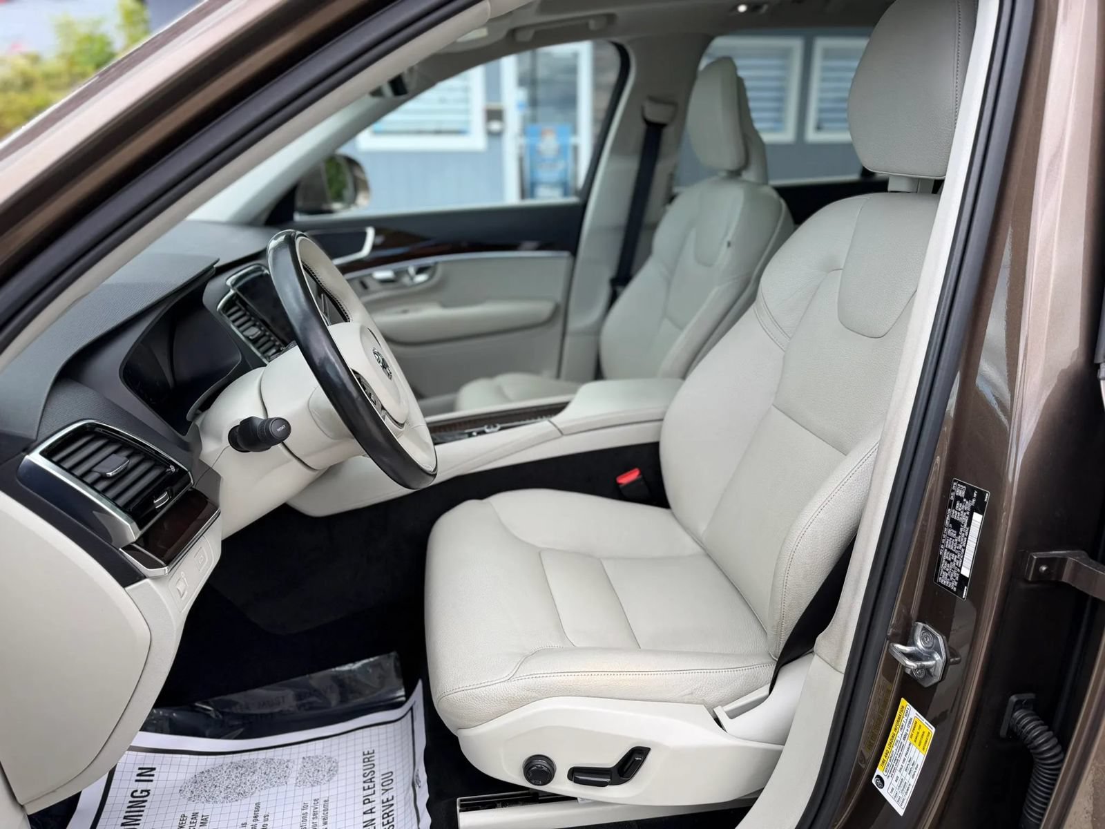 Used 2016 Volvo XC90 T6 Momentum w/ Momentum Plus Package AWD/4WD image 9