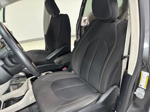 Used 2020 Chrysler Voyager LX FWD image 15