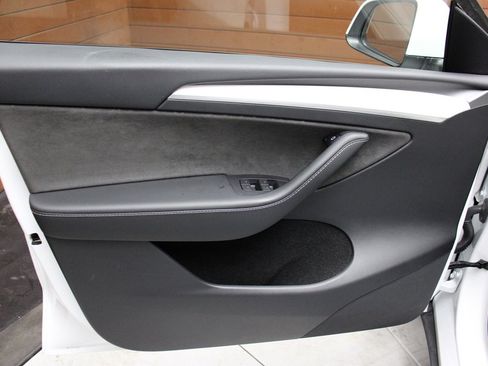 Used 2022 Tesla Model Y Long Range image 15