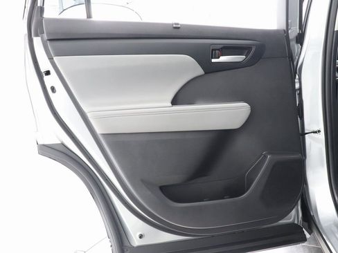 Used 2024 Toyota Highlander XLE image 40