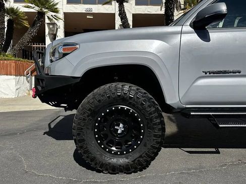 Used 2018 Toyota Tacoma TRD Sport RWD image 38