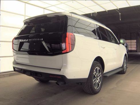 Used 2025 Ford Expedition Active AWD/4WD image 3
