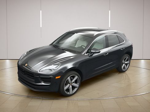 Certified 2024 Porsche Macan AWD/4WD image 32