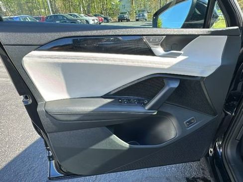 Used 2025 Volkswagen Tiguan SE AWD/4WD image 27