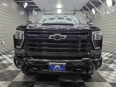 Used 2024 Chevrolet Silverado 2500 LT w/ Midnight Edition AWD/4WD image 3