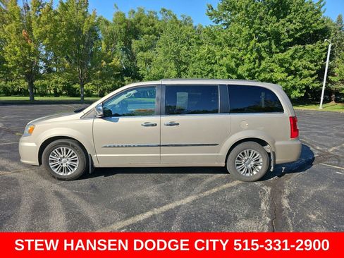 Used 2016 Chrysler Town & Country Touring-L w/ Driver Convenience Group FWD image 1