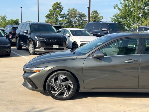 Used 2025 Hyundai Elantra SEL FWD image 7