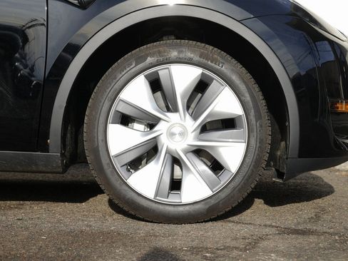 Used 2023 Tesla Model Y Long Range image 13