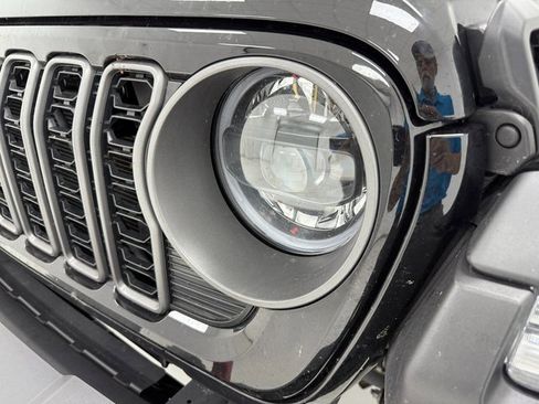Used 2025 Jeep Gladiator Mojave w/ Convenience Group image 6