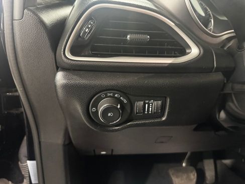Used 2025 Chrysler Pacifica Select FWD image 36