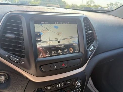 Used 2017 Jeep Cherokee Limited w/ Luxury Group FWD image 16