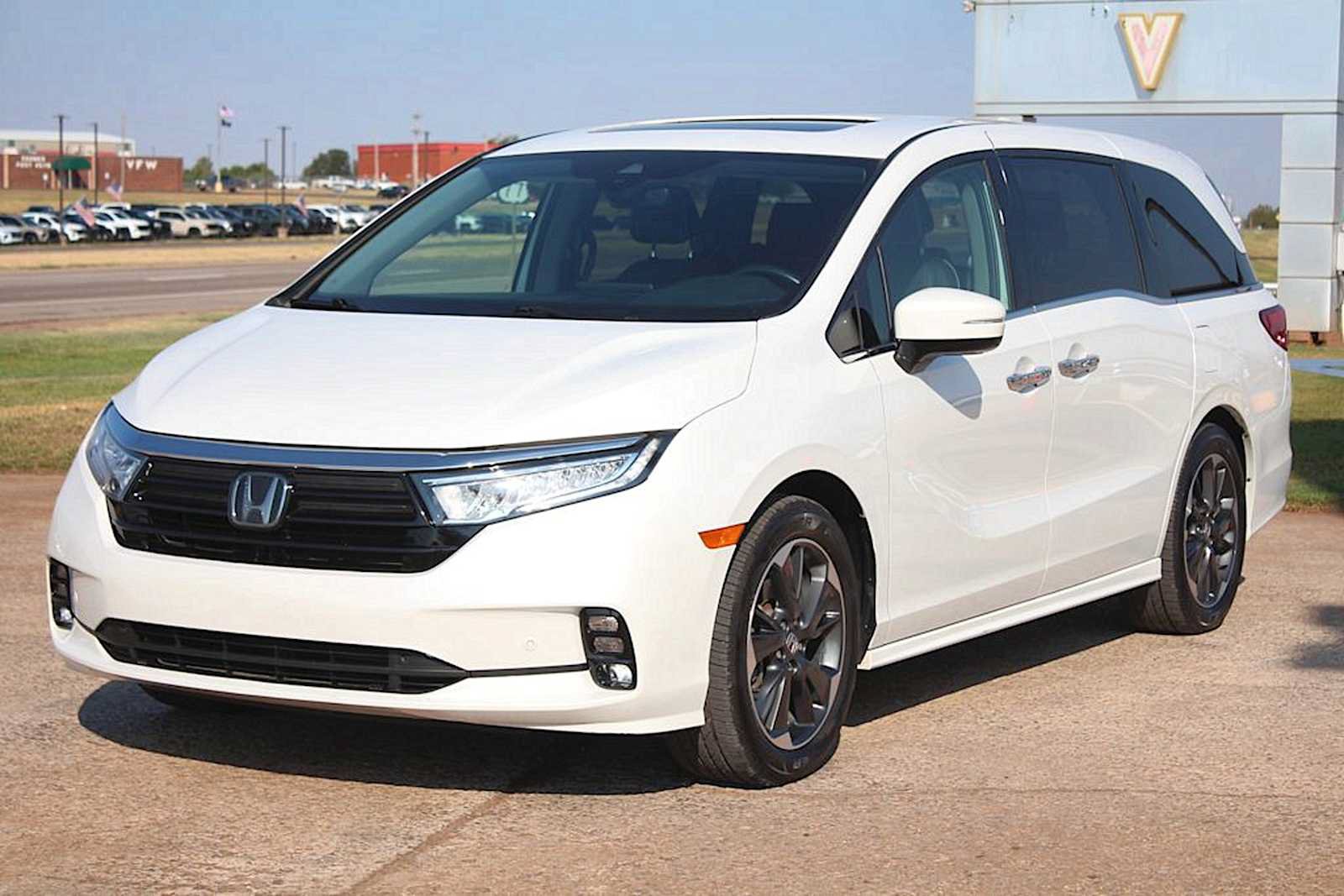 Used 2022 Honda Odyssey Elite image 2