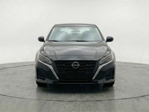 Used 2025 Nissan Altima 2.5 SV FWD image 2