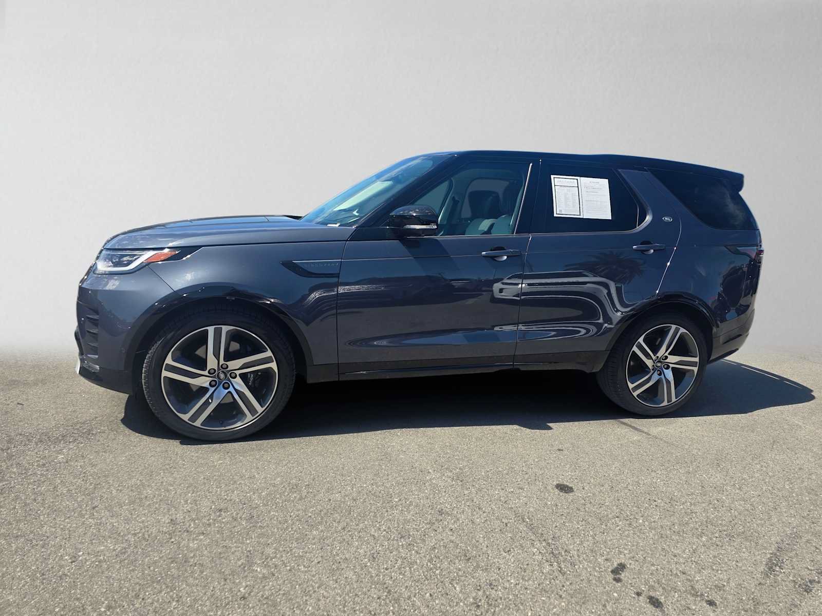 Used 2025 Land Rover Discovery Metropolitan Edition AWD/4WD image 2