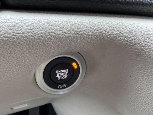 Used 2024 Chrysler Pacifica Select image 24